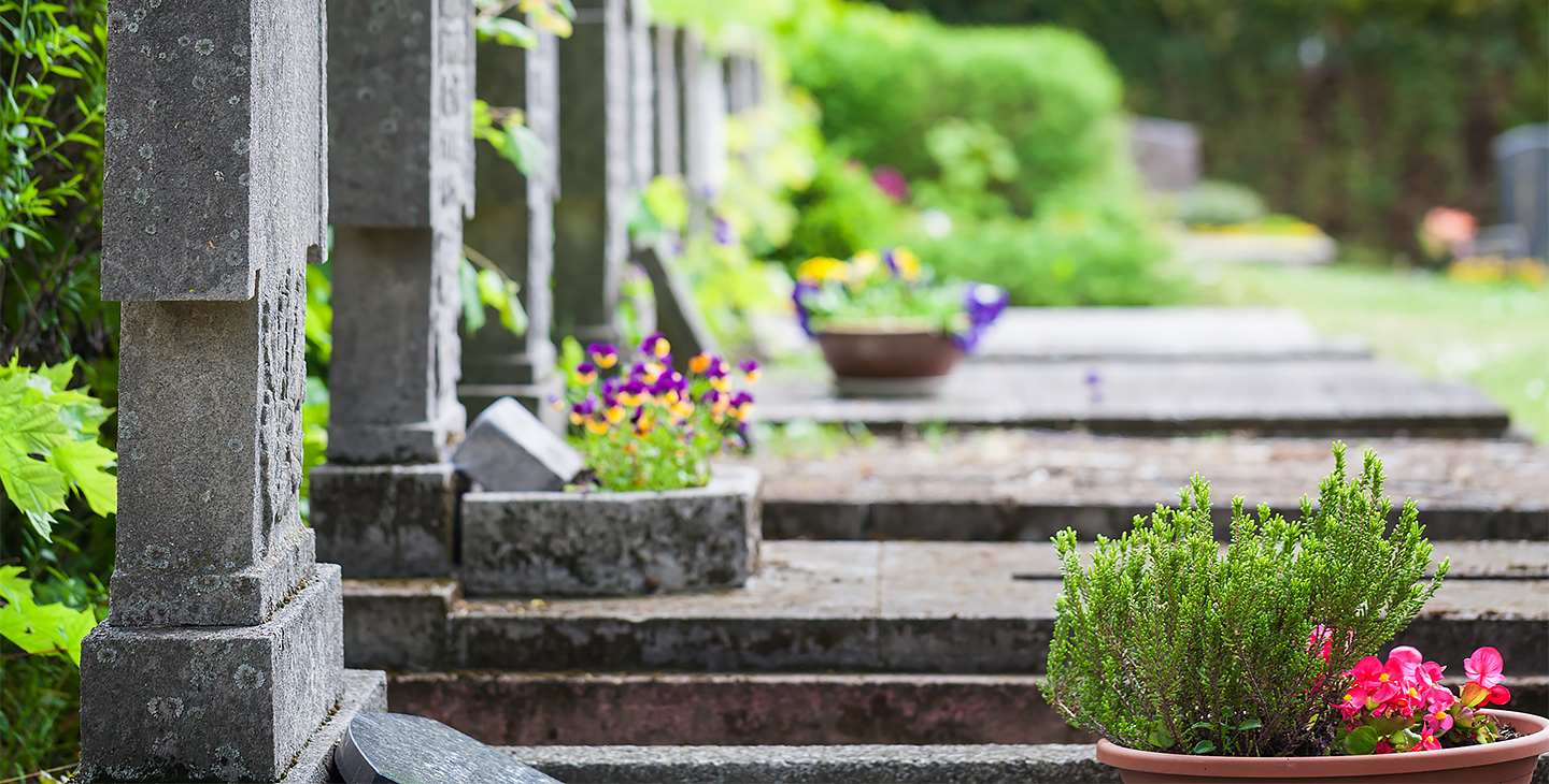 Gräber auf einem Friedhof aus der Seitenansicht
