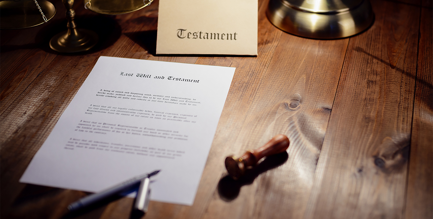 Testament wartet auf die Unterschrift und das Siegel liegt bereit