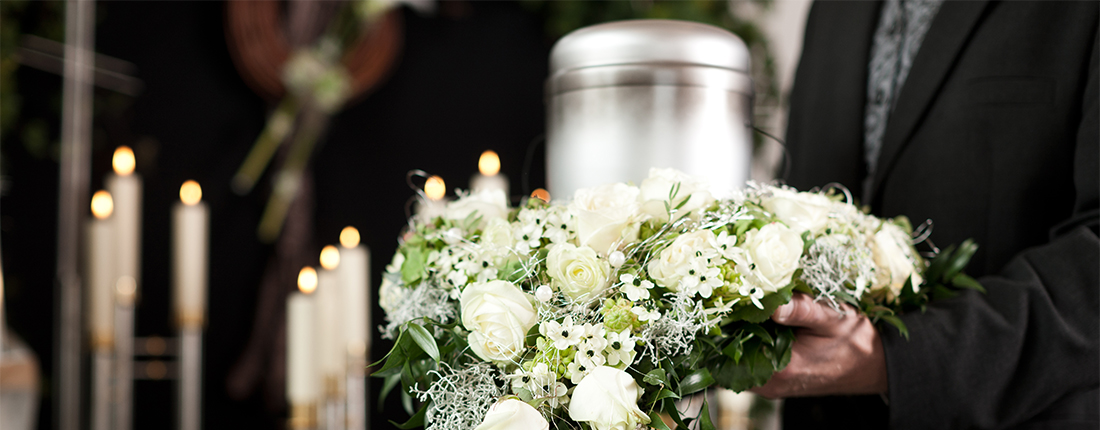 weiße Blumen bei einer Beerdigung