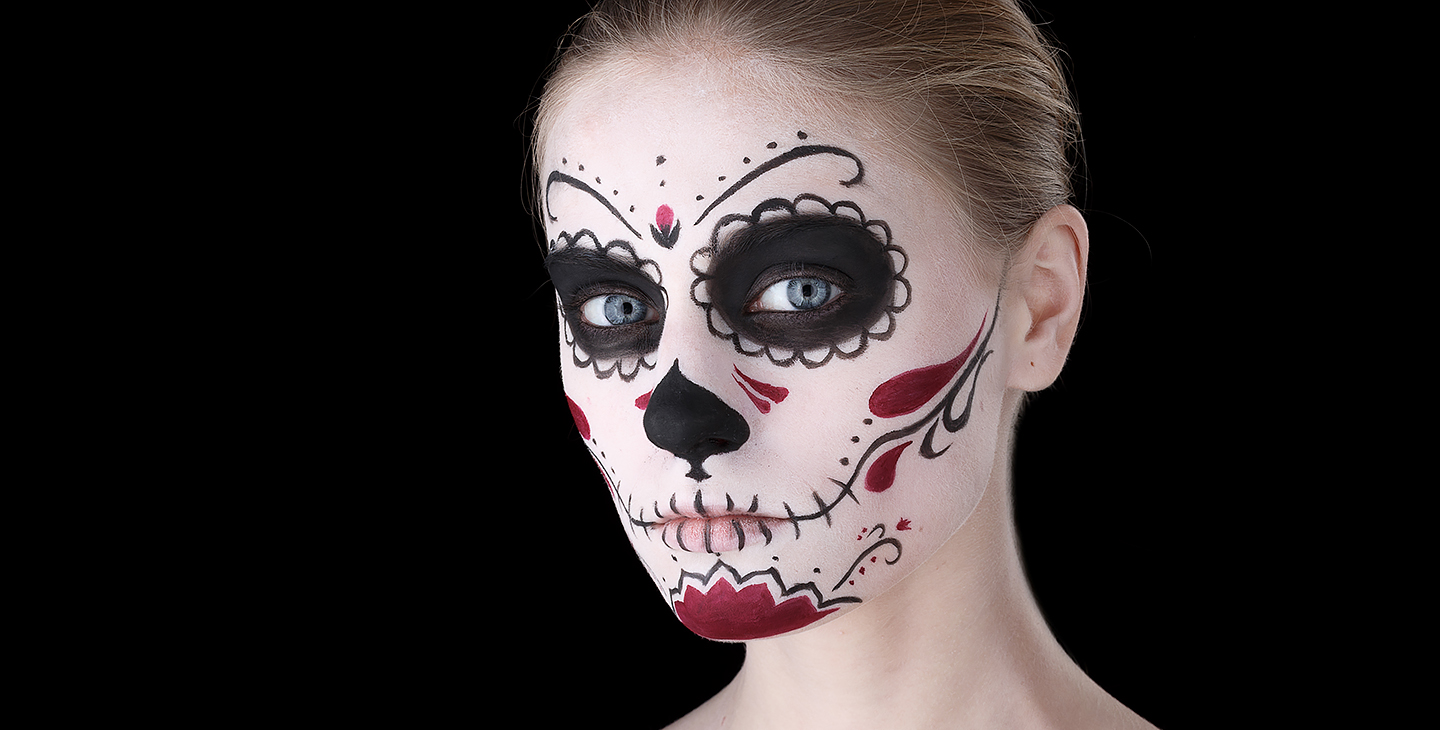 Frau mit gruseligem Makeup