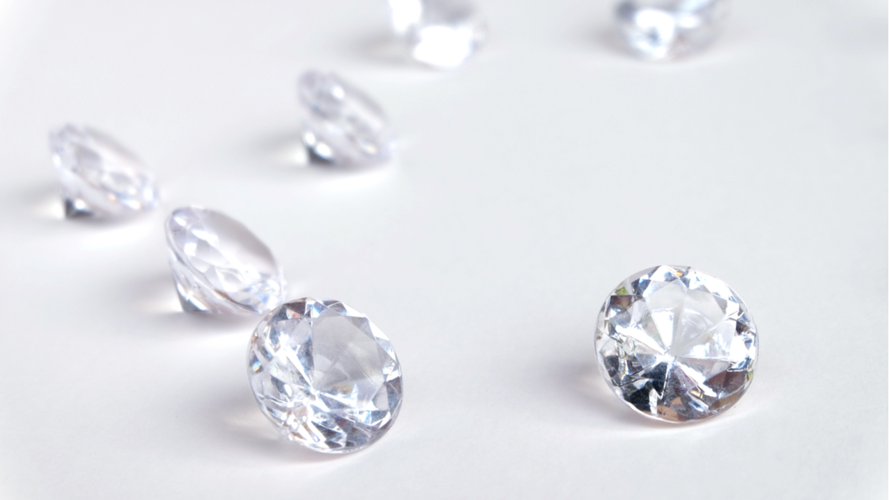 Diamanten verschiedener Größe auf weißem Hintergrund