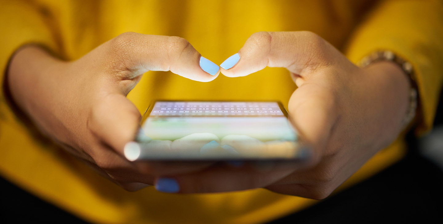 Frauenhände tippen Nachricht auf Smartphone