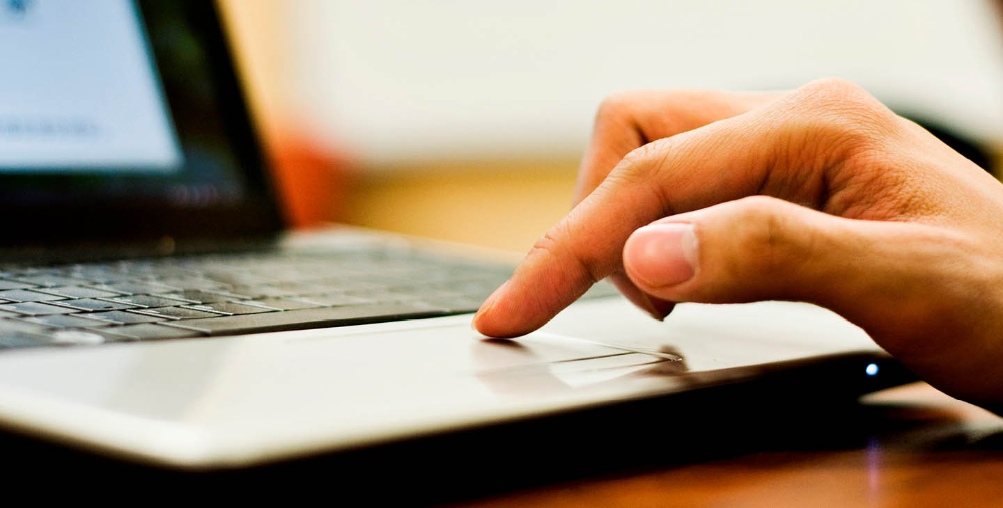 Finger auf der Laptop-Tastatur
