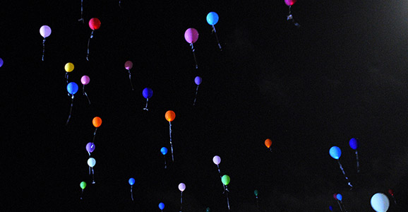Bunte Luftballons steigen hoch