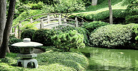 Garten mit Brücke und einen Bach