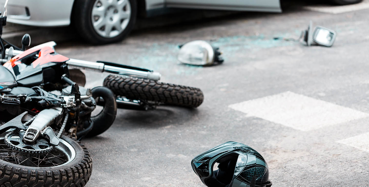 Motorrad liegt auf der Straße nach einem Unfall