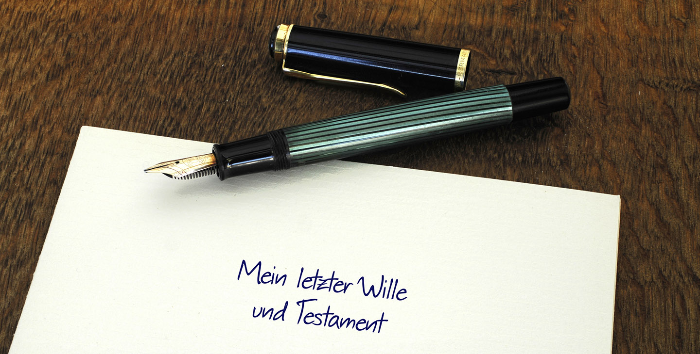 Füllfederhalter und ein Testament mit der Aufschrift Mein letzter Wille