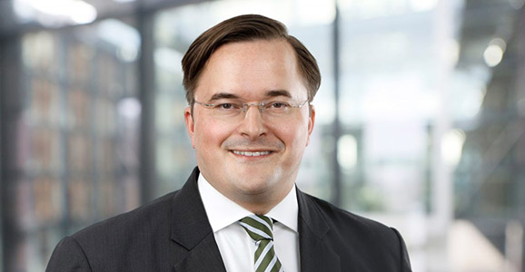 Porträtbild Mann in Anzug mit Krawatte