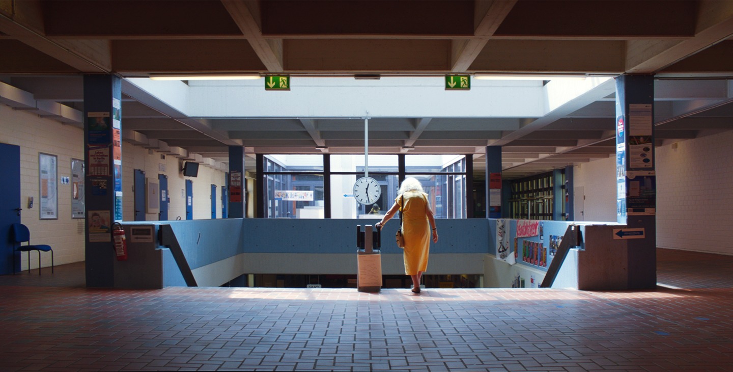 Ältere Dame geht Treppen runter