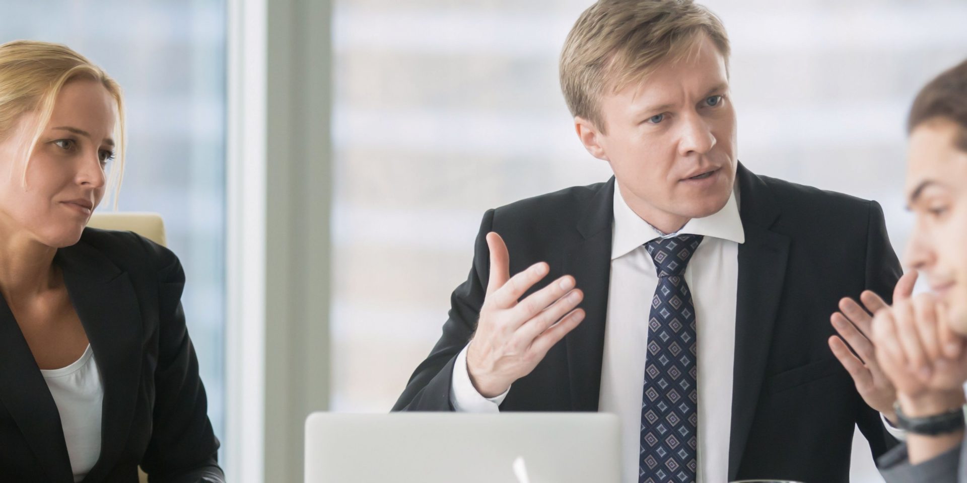 Geschäftsleute diskutieren im Büro