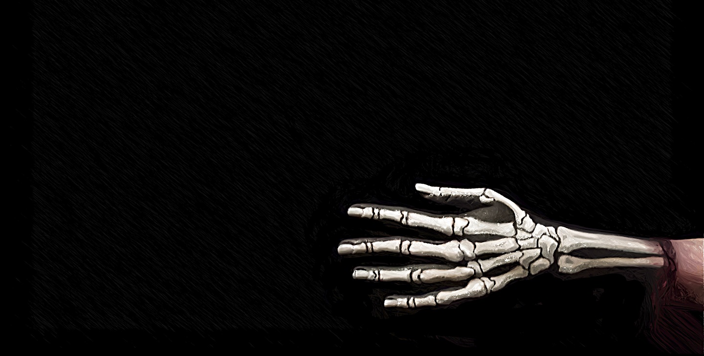 Hand eines Skelettes auf einem dunklen Hintergrund