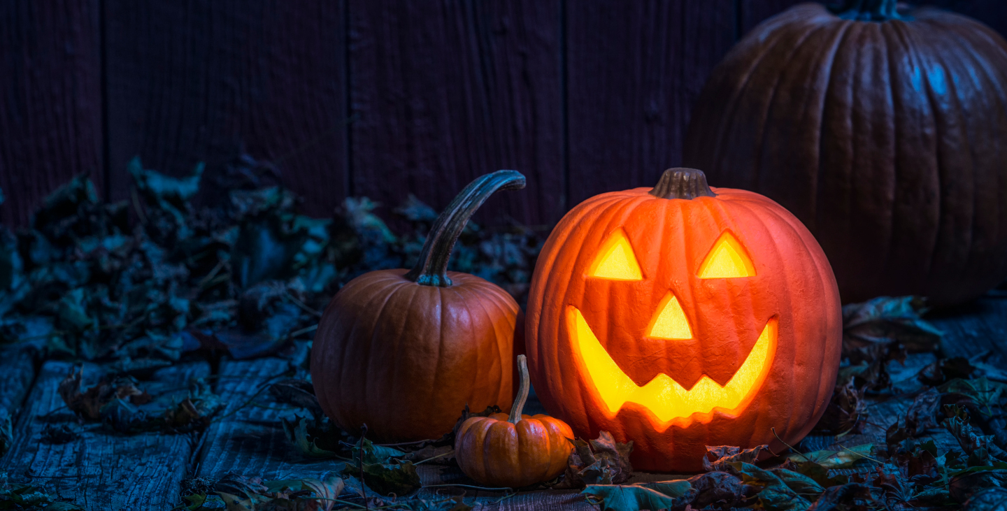 Halloween Kürbis geschnitzt und beleuchtet