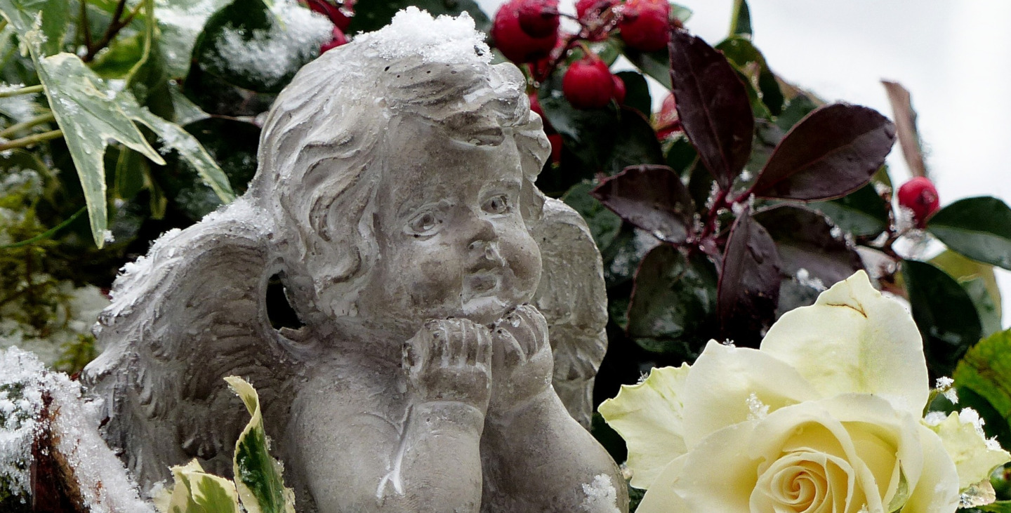 Engel aus Stein im Wintergrab