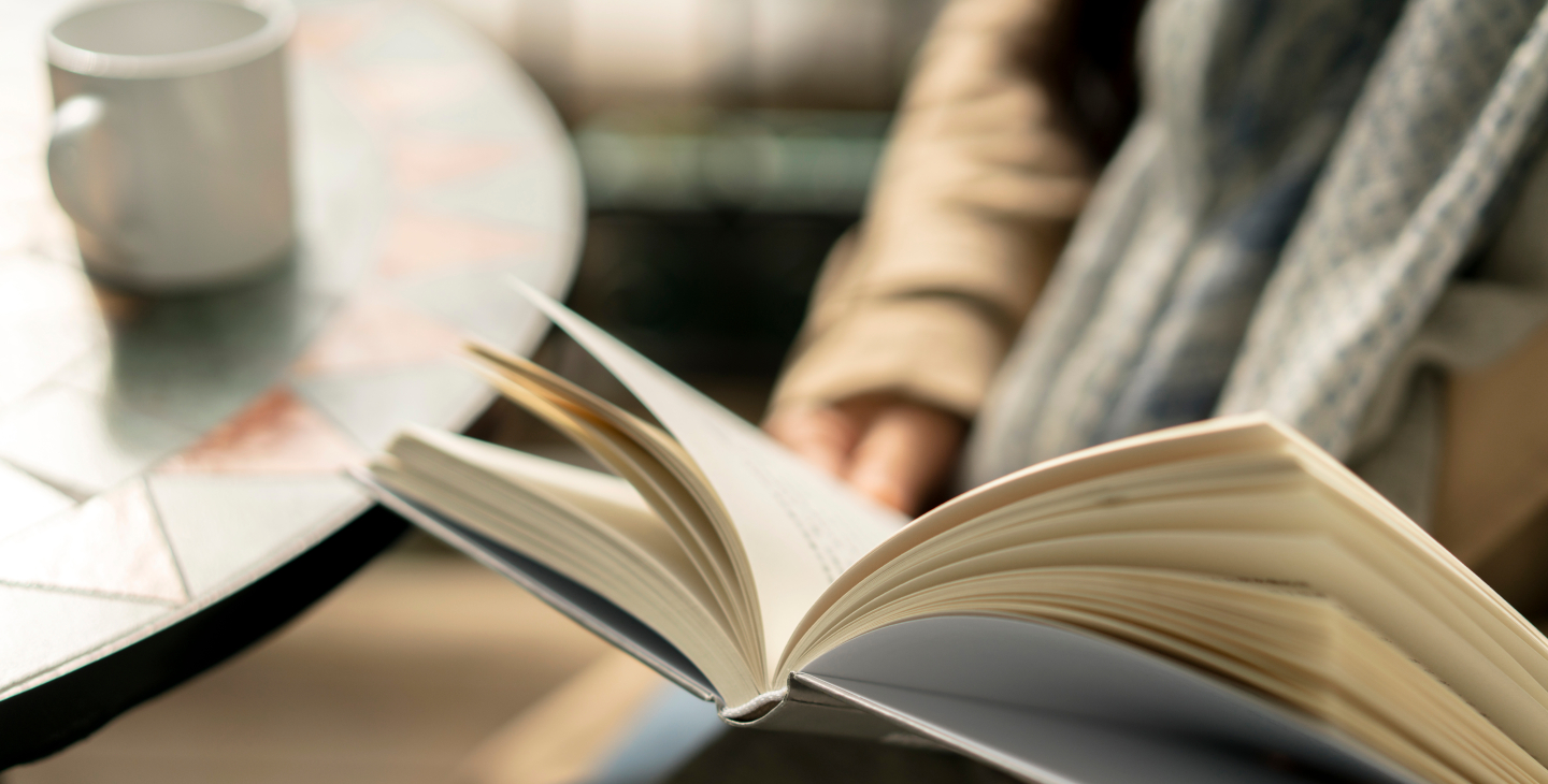 Offenes Buch in den Händen einer Person
