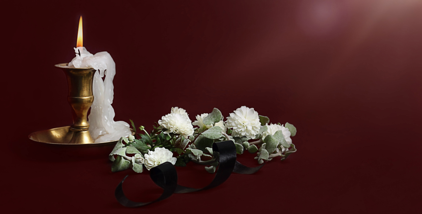 Kerze mit weißen Blumen