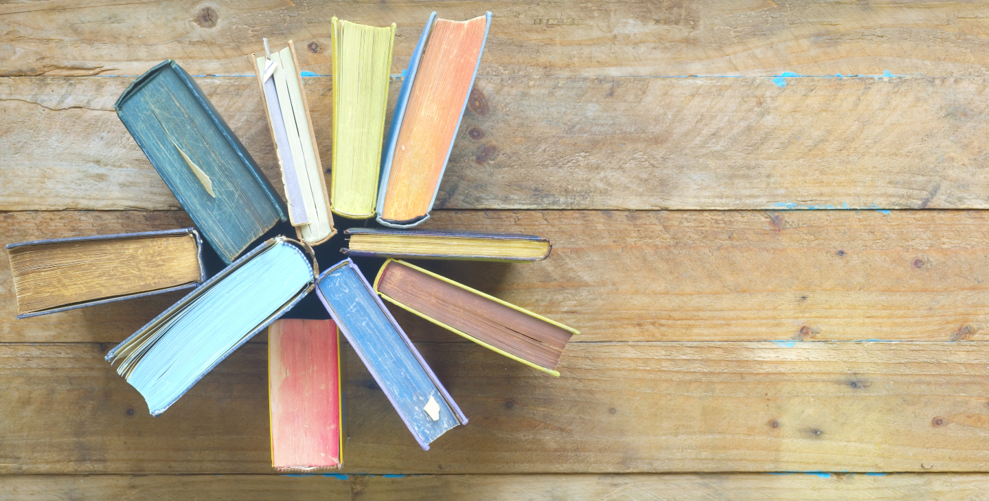 alte Bücher stehen mit dem Buchrücken aneinander