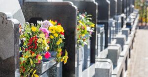 Reihe mit Grabsteinen und Blumenschmuck