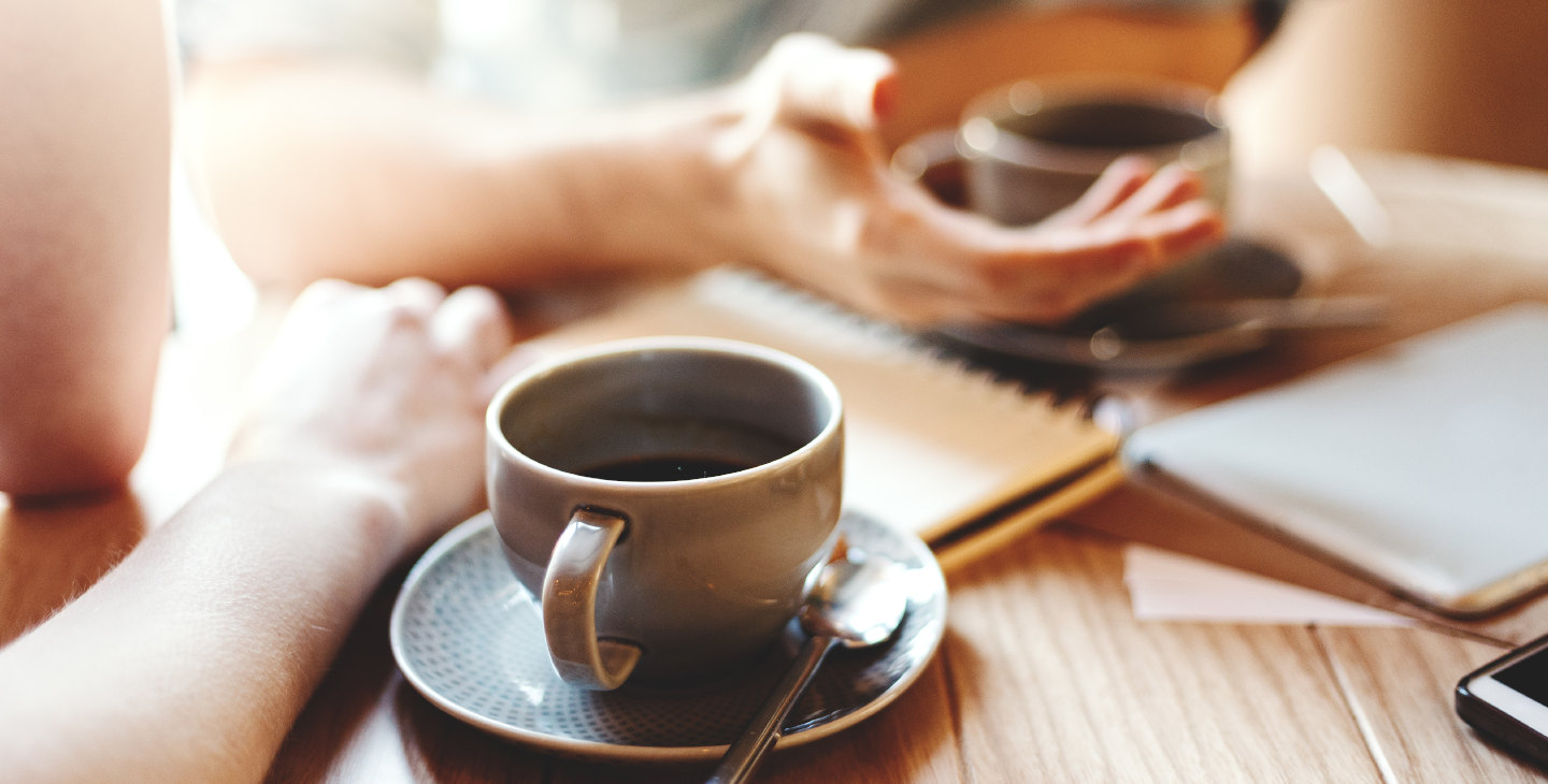 Kafeetasse steht auf dem Tisch