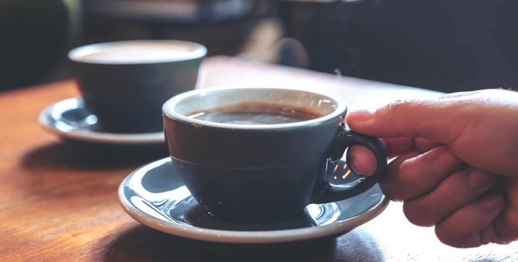 zwei blaue Tassen gefüllt mit Kaffee