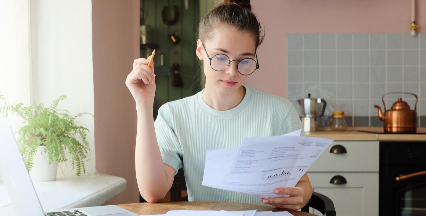 Studentin macht in der Küche ihre Steuererklärung