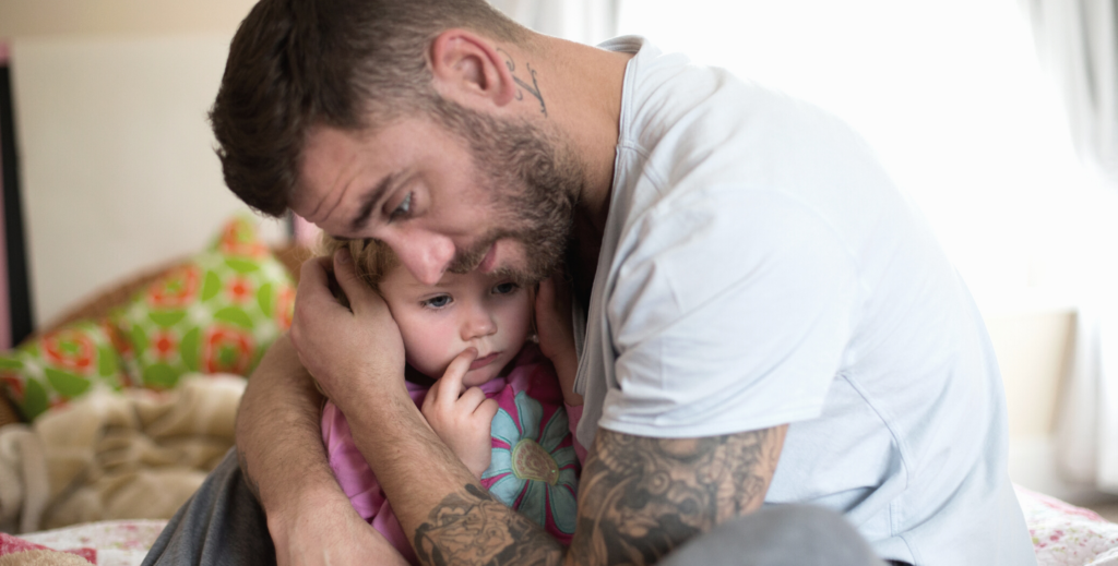 Papa und kleine Tochter halten sich ganz eng
