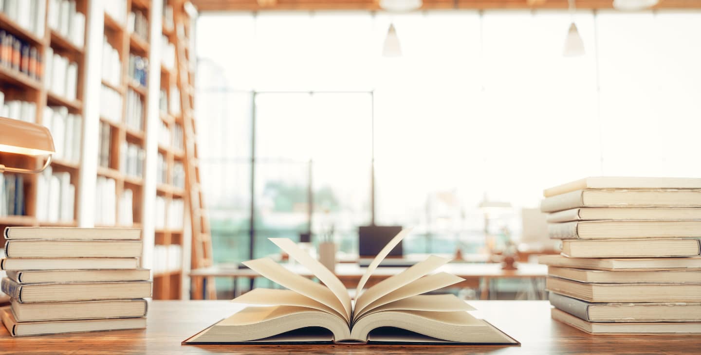 aufgeschlagenes Buch in Bibliothek