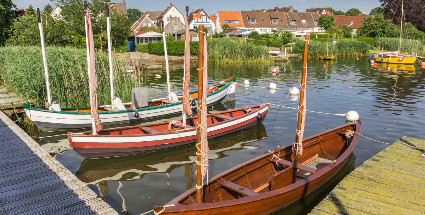 Holzboote am Steg