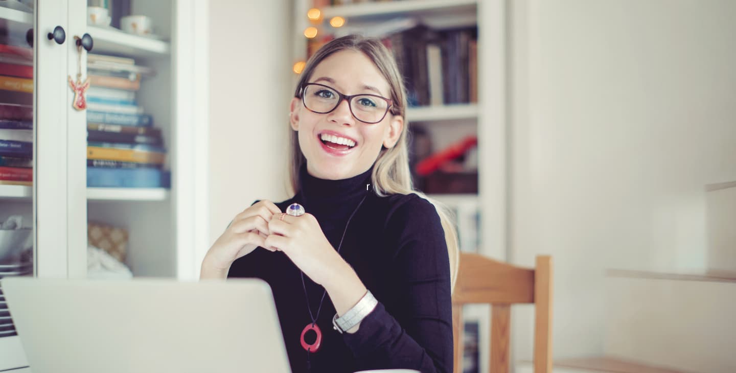 junge Frau im Homeoffice am Notebook
