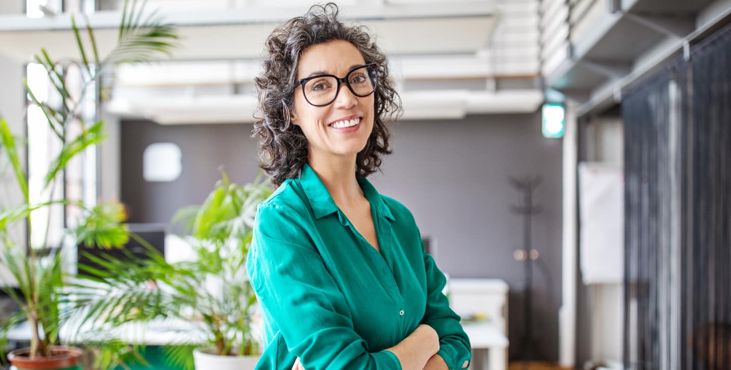 Frau mit grünem Hemd und Brille