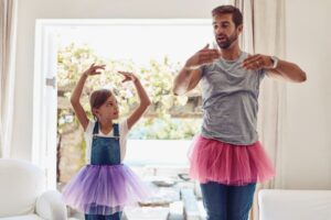 Papa macht Ballett mit seiner kleinen Tochter