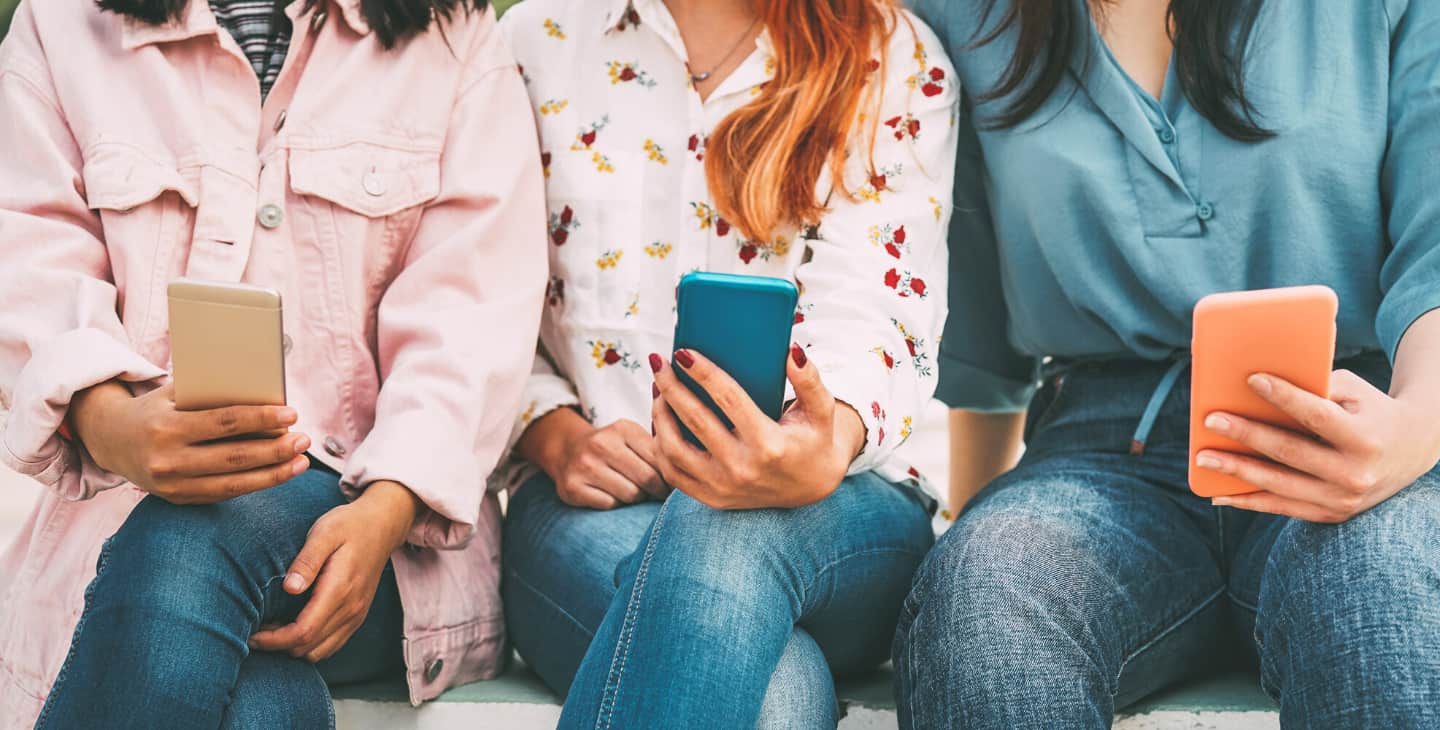 3 Frauen mit ihren Smartphones in der Hand