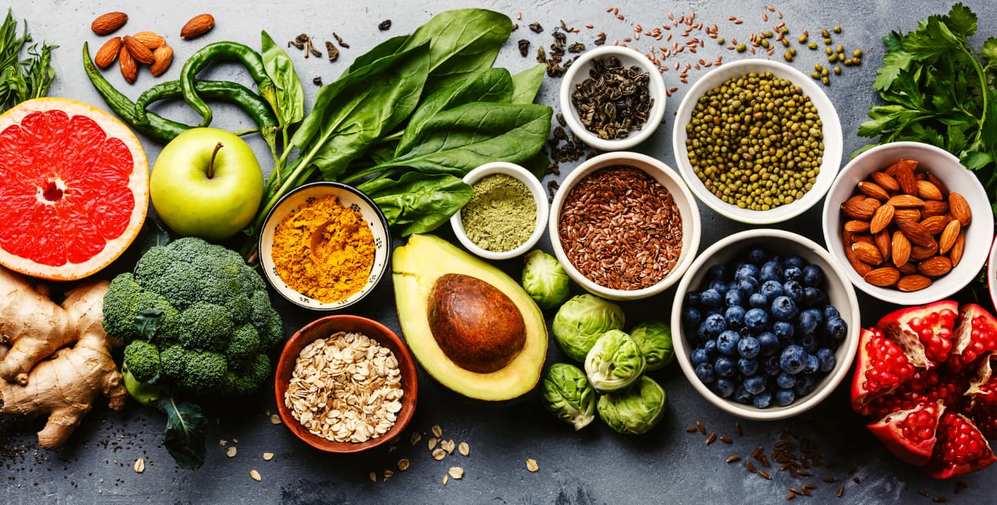 Müsli, Nüsse, Avocado aus der Vogelperspektive