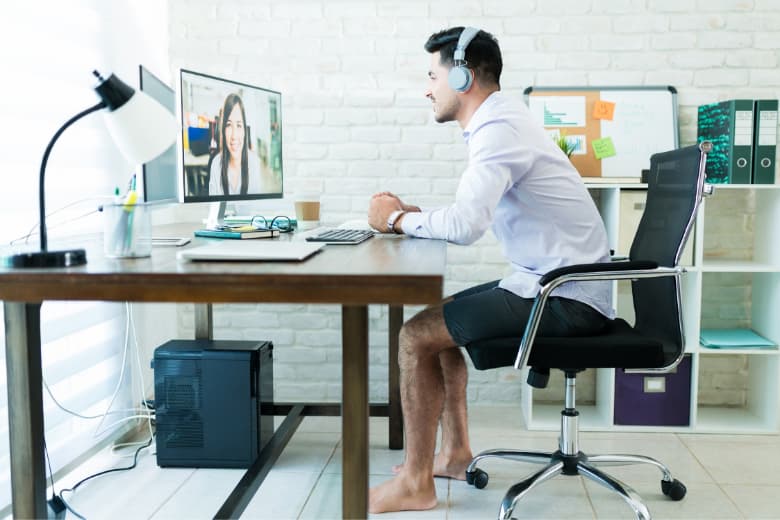Homeoffice in kurzen Hosen und Headset
