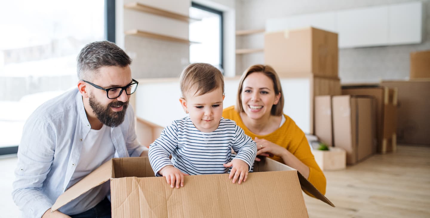 Familie mit kleinem Kind mit Umzugskartons
