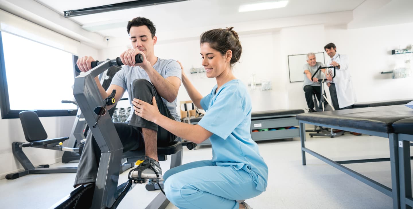 Therapeutin in der Reha hilft Patient