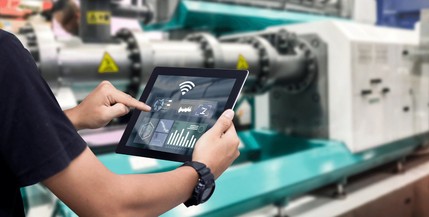 Produktionshalle Steuerung am Tablet