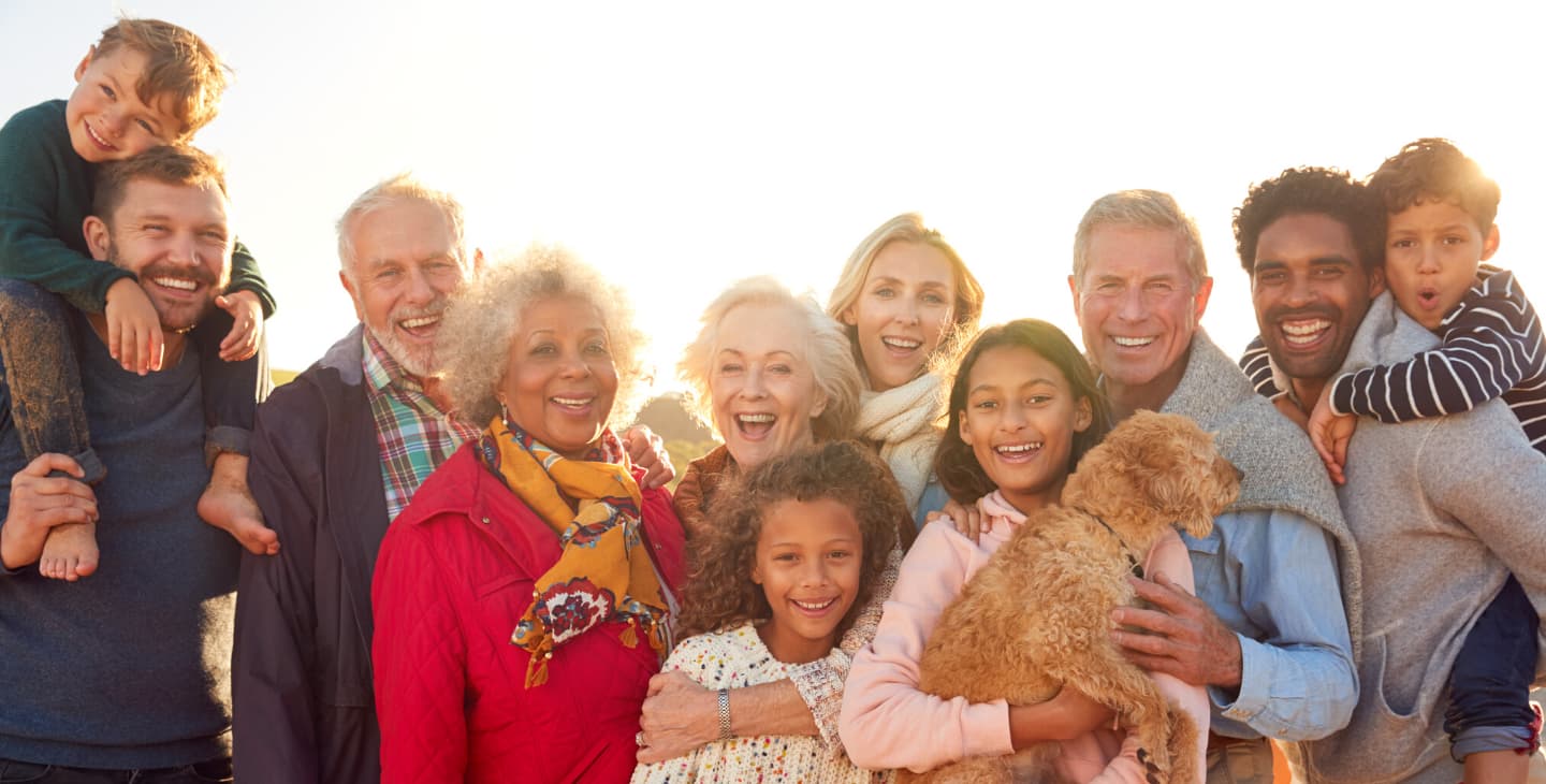 Froßfamilie mehrerer Generationen mit Hund