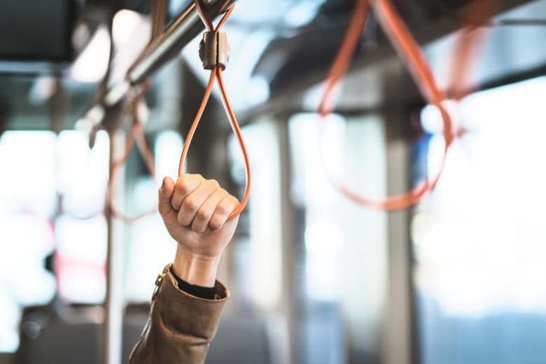Fahrgast hält sich fest