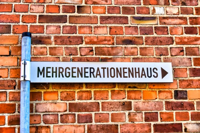 Strassenschild mit der Aufschrift Mehrgenerationenhaus