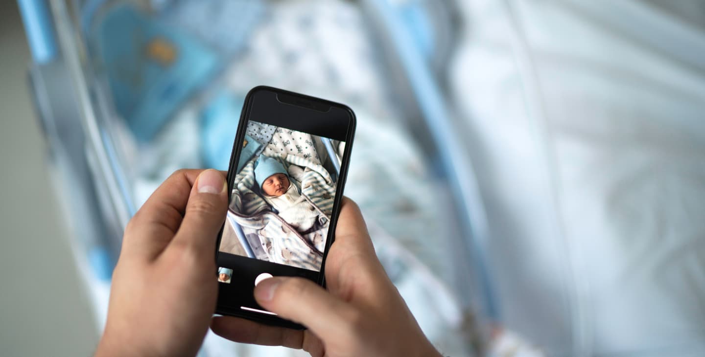 Foto eines Babys auf einem Smartphone