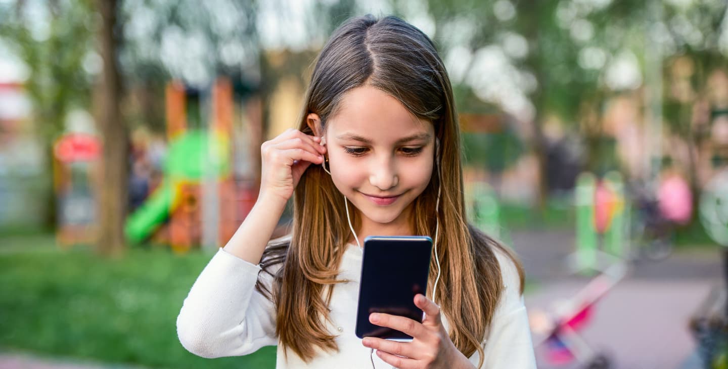 kleines Mädchen mit Smartphone