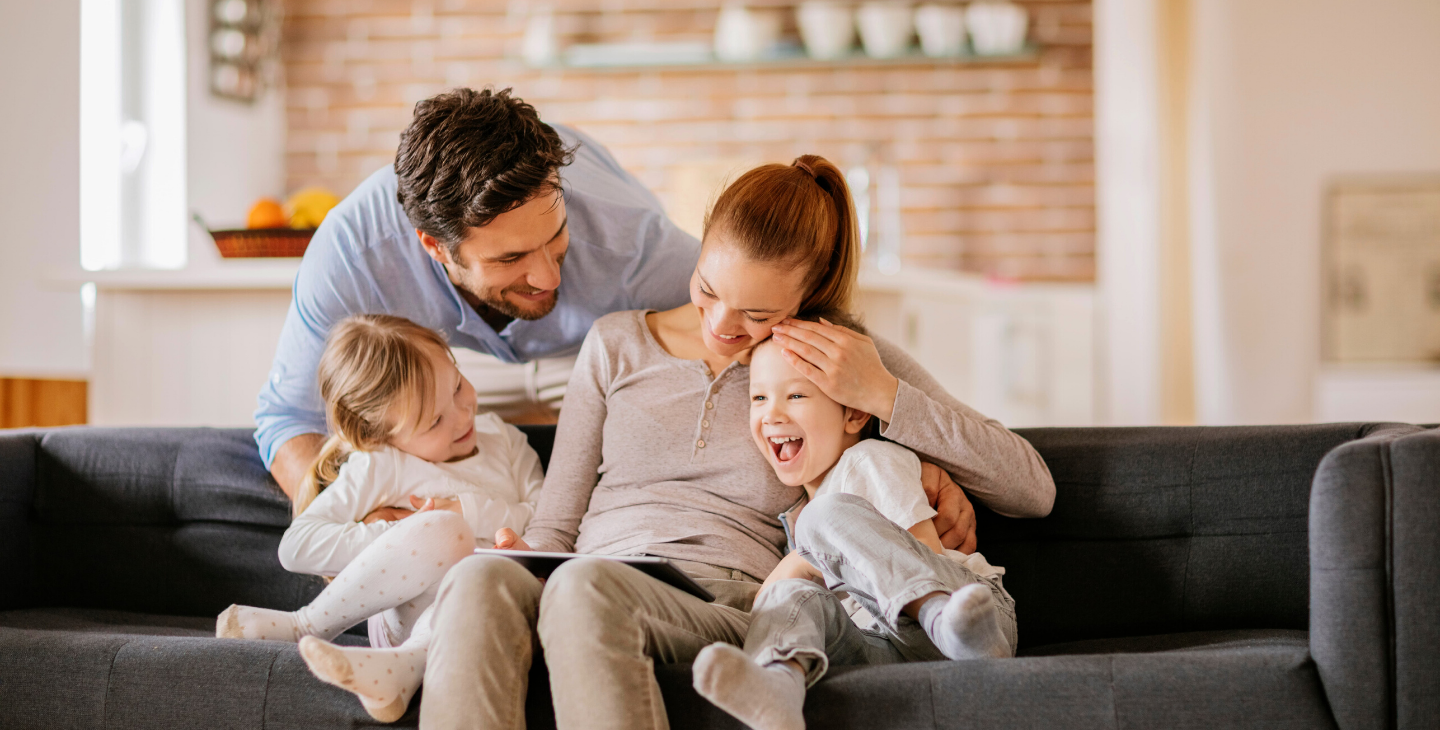 Glückliche Familie mit ihren zwei kleinen Kindern