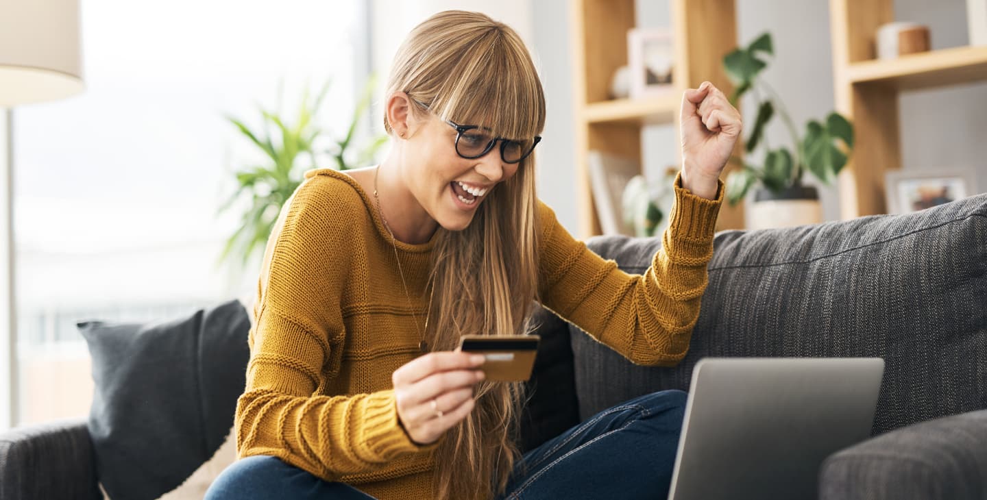 Frau beim Online Shopping mit Kreditkarte