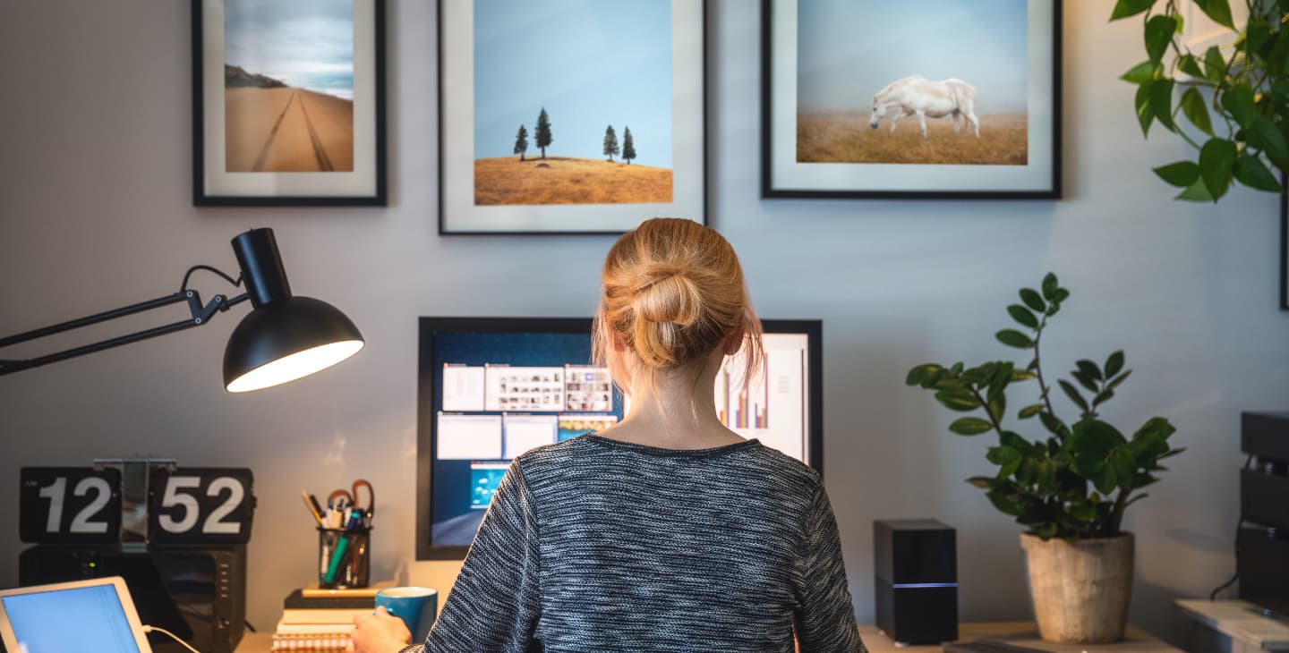 Frau arbeitet im Homeoffice