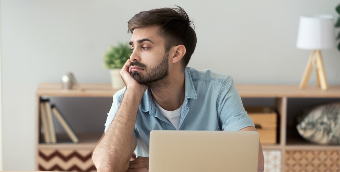 müder Mann vor Laptop
