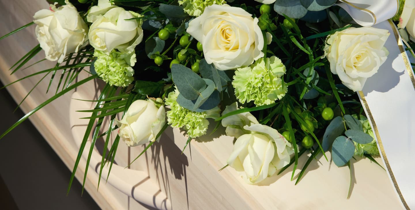 Sarg mit weißen Blumen