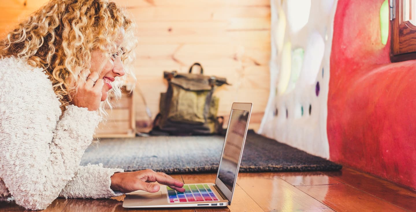 Frau arbeitet am Laptop im Urlaub