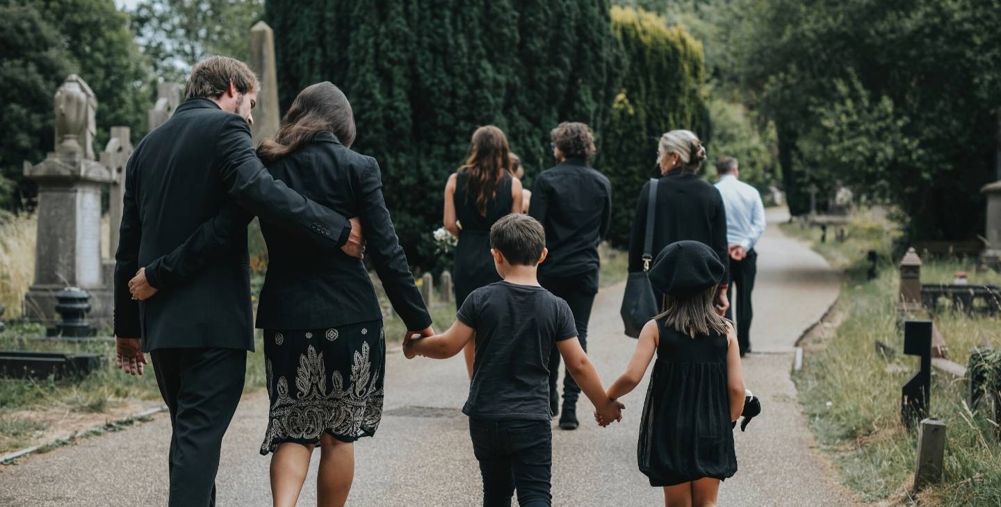 Trauergesellschaft auf dem Friedhof