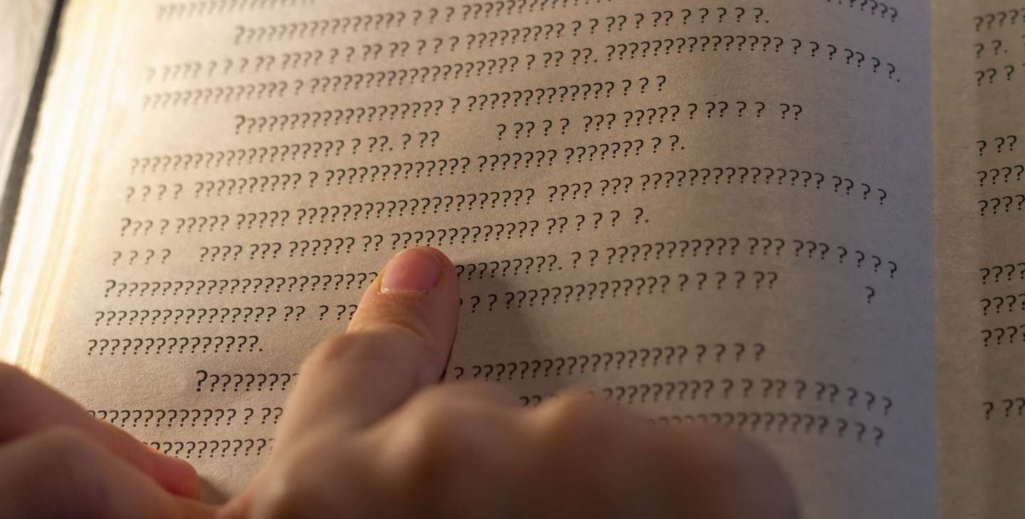 Buch mit lauter Fragezeichen