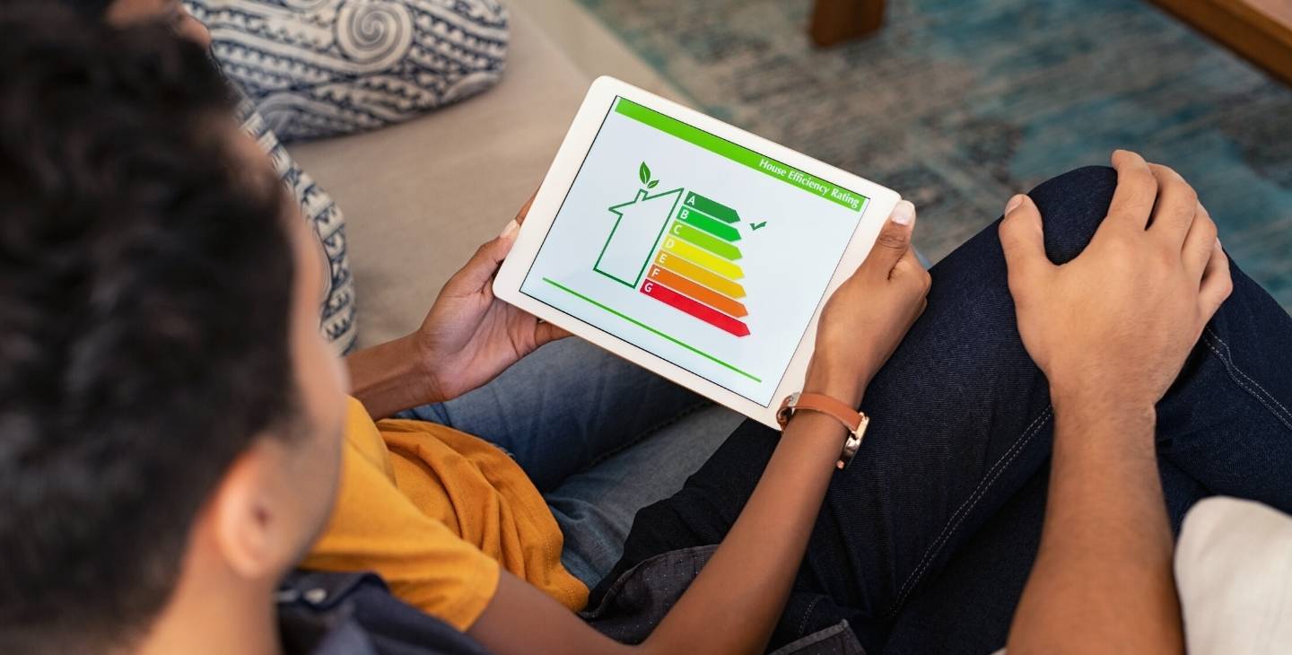 Energieeffizienzklassen eines Hauses dargestellt auf einem Tablet